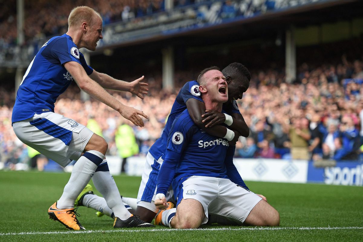 Rooney scoort bij debuut Everton, Klaassen vliegt hem in de armen