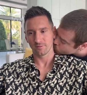 🎥 | Heel aparte promo van interview: komiek geeft Lionel Messi kus in nek