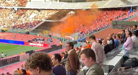 🎥 | Waar rook is, is...? Nederlands elftal-fans steken Oranje rookbommen af