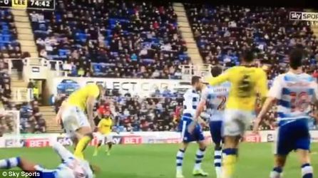 Leeds-speler stampt op hoofd van tegenstander en krijgt schorsing van 6 duels (video)