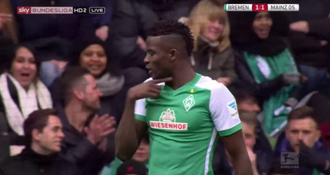 Werder Bremen-verdediger wil 'keel doorsnijden' (video)