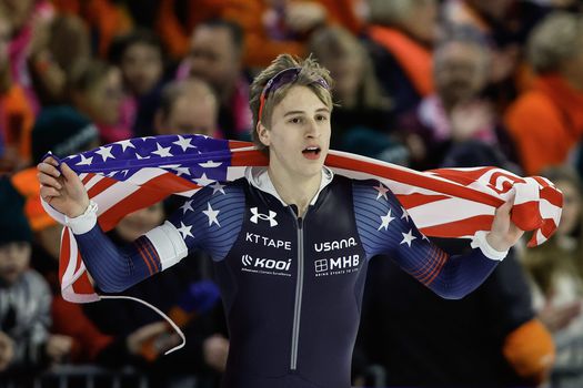 🎥 | Jordan Stolz 'flashte' Jochem Uytdehaage: schaatstalent herkende olympisch kampioen niet