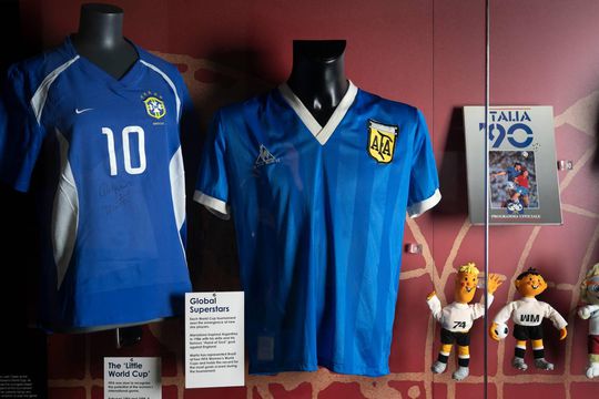 Nog wat miljoentjes liggen? Koop Maradona's Hand-van-God-shirt