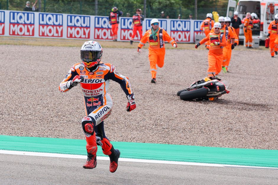 Grindbak-koning Marc Márquez rijdt ondanks 5 crashes én gebroken vinger gewoon in Assen