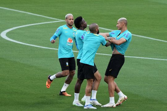 📸 | Richarlison en Vinicius vliegen elkaar in de haren op Brazilië-training