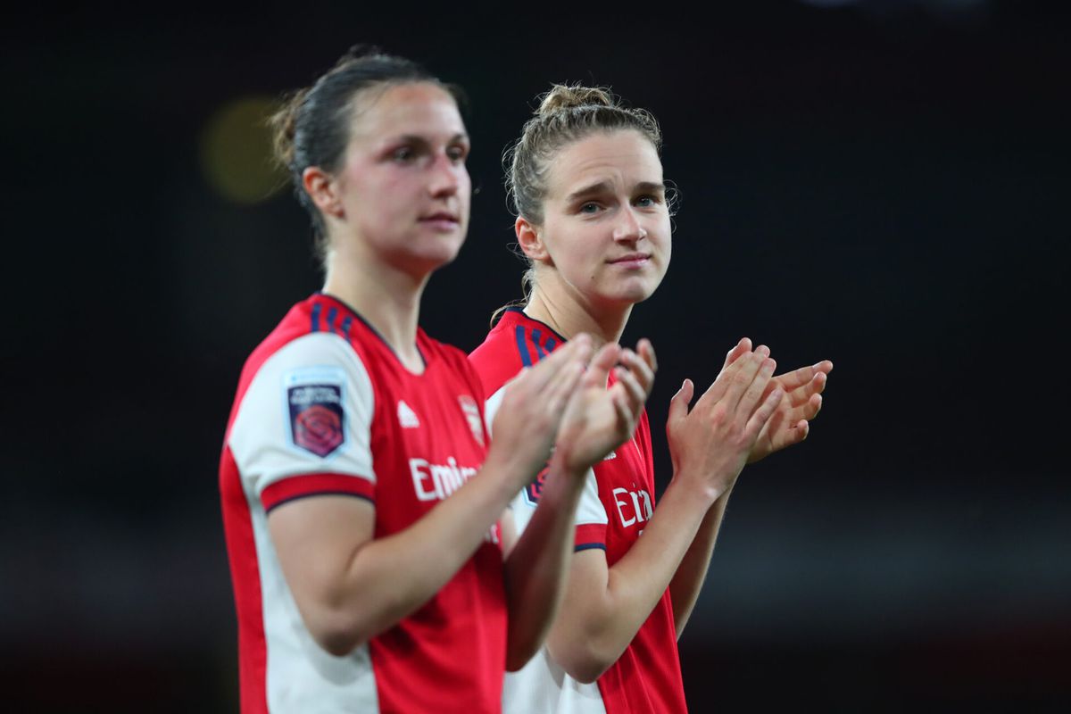 Arsenal van Vivianne Miedema komt 1 puntje te kort voor landstitel Engeland, Anouk Nouwen kampioen