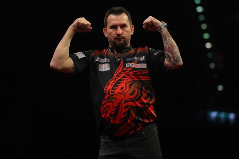 🎥 | Van Gerwen verslikt zich in Clayton en strandt wéér in PL-halve finale