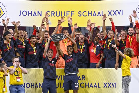 📸 | PSV gebruikt Johan Cruijff Schaal als fruitschaal op de Herdgang