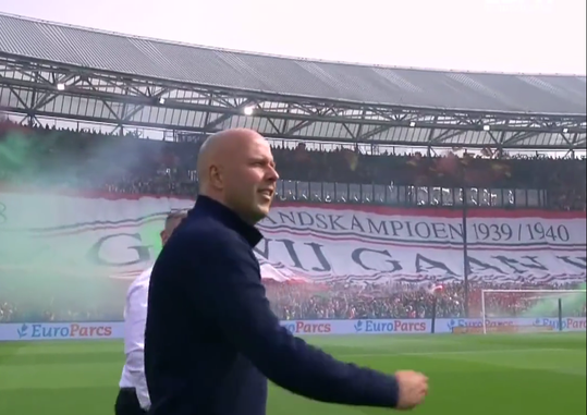 🎥 🤩  | WOW! Feyenoord-supporters komen met langste spandoek ooit in de Eredivisie