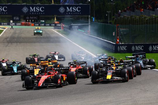 🎥 | Sergio Pérez pakt de leiding bij de start van de Belgische GP