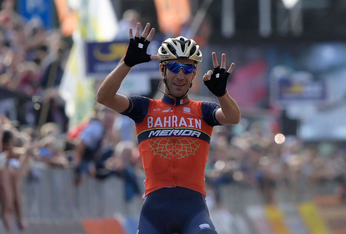 Vincenzo Nibali wint Ronde van Lombardije na indrukwekkende solo