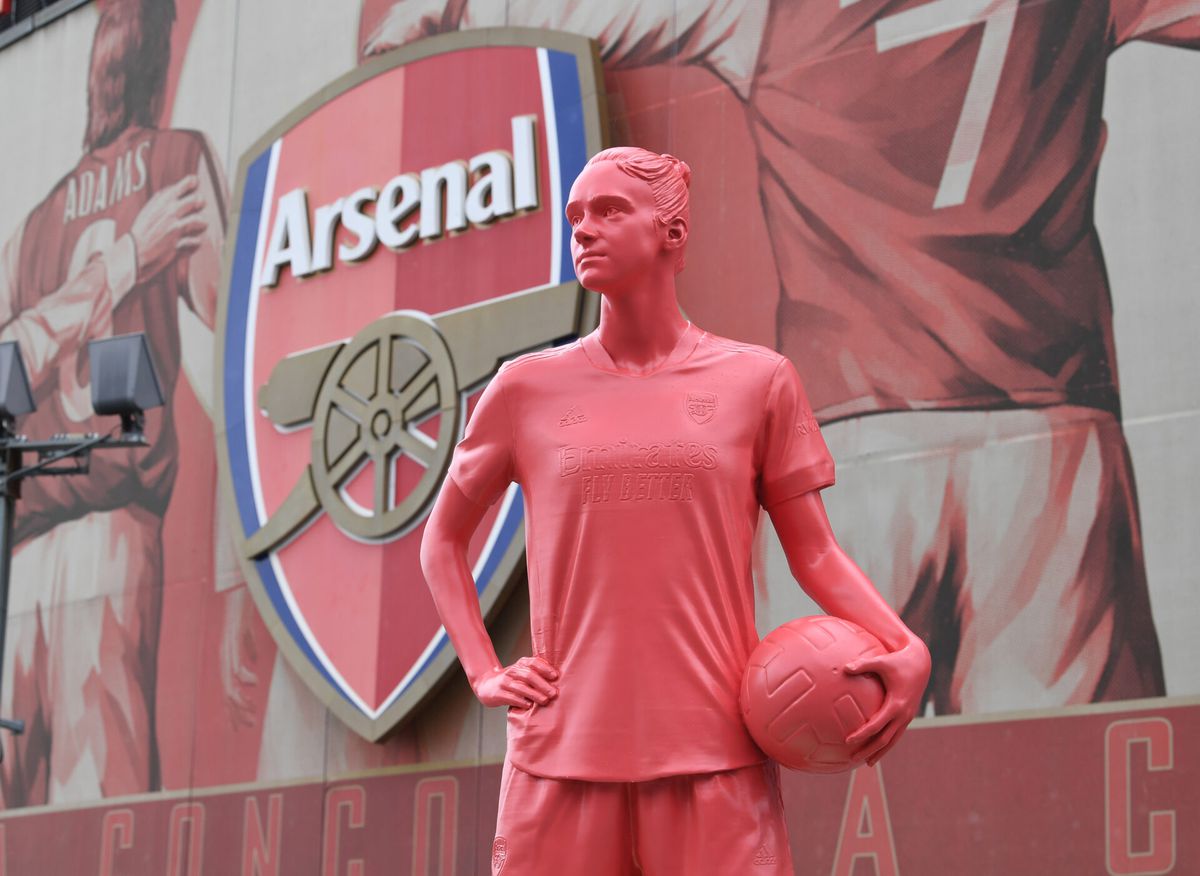 Vivianne Miedema officieel clublegende, krijgt (tijdelijk) standbeeld naast Arsenal stadion