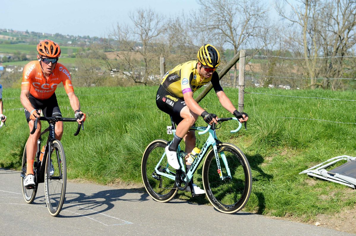 Van Aert blij dat knotsgek voorjaar erop zit: 'Heb wel een pintje verdiend'