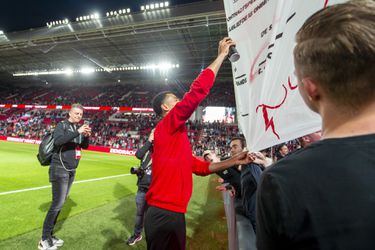 📸 | Cody Gakpo zet krabbeltje onder megacontract van PSV-publiek