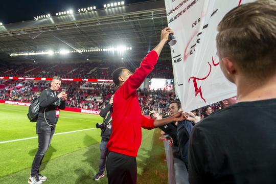 📸 | Cody Gakpo zet krabbeltje onder megacontract van PSV-publiek