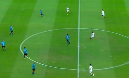 Ronaldinho doet oude club pijn met weergaloze goal van eigen helft (video)