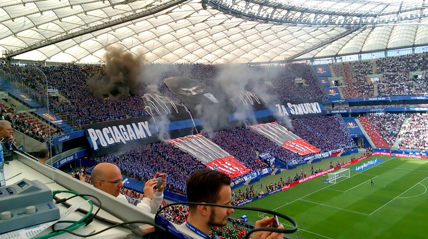 Oók Lech Poznan-fans oogsten lof met indrukwekkende pyro (video)