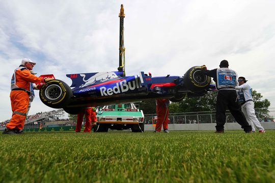 Straf voor Sainz bekend na crash in Canada: 3 plekken inleveren in Baku (video)