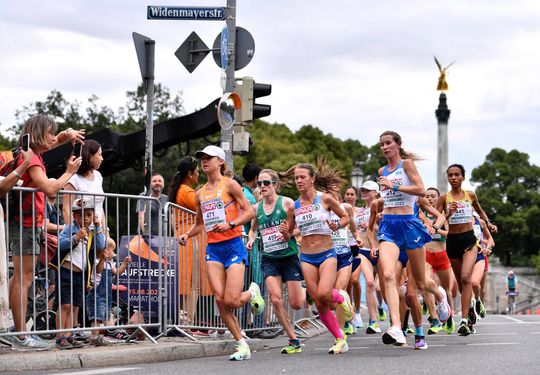 🎥 | Marathonsensatie Nienke Brinkman snelt naar historisch brons op EK