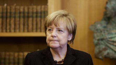 Merkel plus alle ministers bezoeken oefenduel