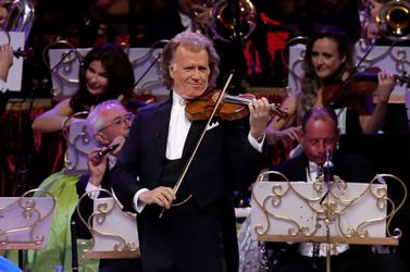 📸 | Huh?! Violist André Rieu plakt nummer 33 op zijn Mercedes