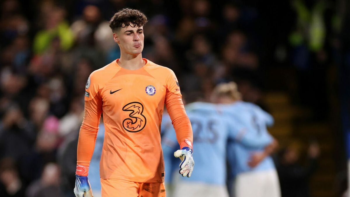 City-invallers profiteren van bevroren Chelsea-goalie en verkleinen achterstand op Arsenal