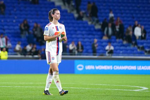 Oranjeleeuwin Damaris loopt zware blessure op in CL: verlaat veld op een brancard