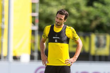 Hummels brengt 13-jarige BVB-fan hoogstpersoonlijk 4 gesigneerde ballen na problemen in vliegtuig