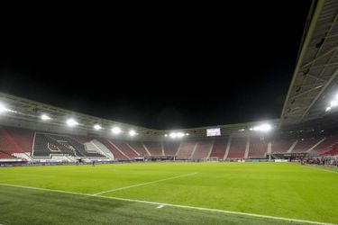 GAAN WE WEER!? Wedstrijd AZ-NEC gestaakt omdat supporters stadion binnendringen