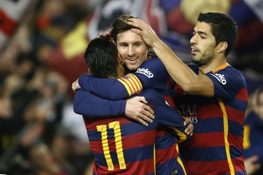 Barcelona dankzij hattrick Messi ruim langs Granada