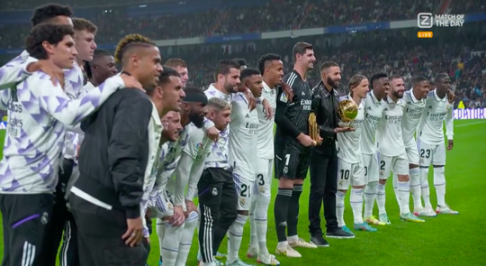 🎥 | Respect! Trotse Karim Benzema toont gewonnen Ballon d'Or in Santiago Bernabéu