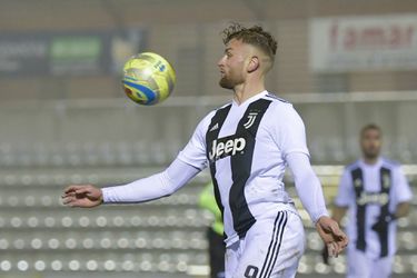 🎥 | Hoge nood in de Serie C: speler plast langs zijlijn en pakt rode kaart