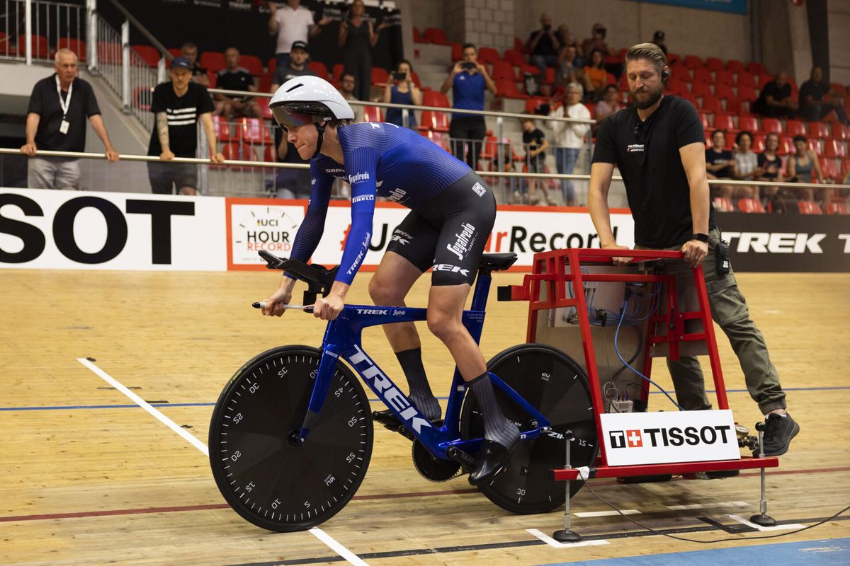 Ellen van Dijk zet na spectaculaire poging wereldduurrecord op haar naam