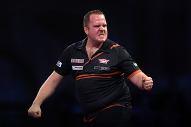 Dirk van Duijvenbode wint moeizame partij van Ratajski: staat in 2e ronde The Masters