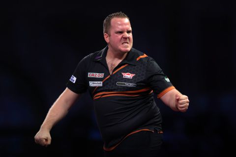 Dirk van Duijvenbode wint moeizame partij van Ratajski: staat in 2e ronde The Masters