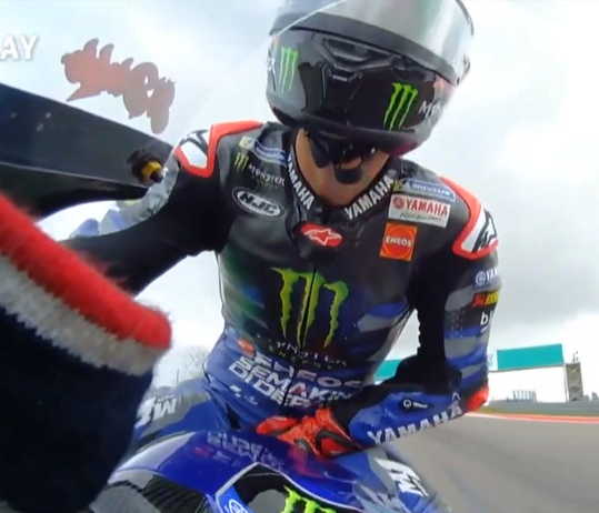 🎥 | Fabio Quartararo krijgt motor vol in ballen door hobbelweggetje