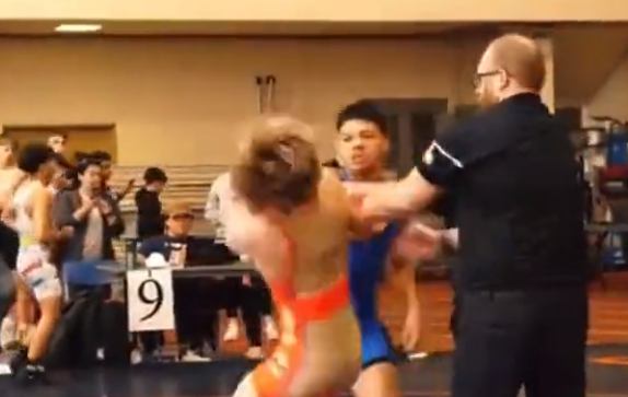 🎥  | Idioot! High school-worstelaar klapt tegenstander vol in gezicht na verliespartij