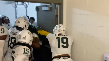 🎥 | In je eentje tegen de rest: Michigan-derby komt tot kookpunt in spelerstunnel