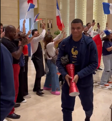 🎥 | Franse-equipe krijgt erehaag vol met toeters en confetti na WK-winst op Polen