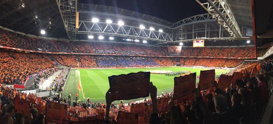 Prachtige sfeeractie bij volkslied Oranje voor treffen met Frankrijk (video)