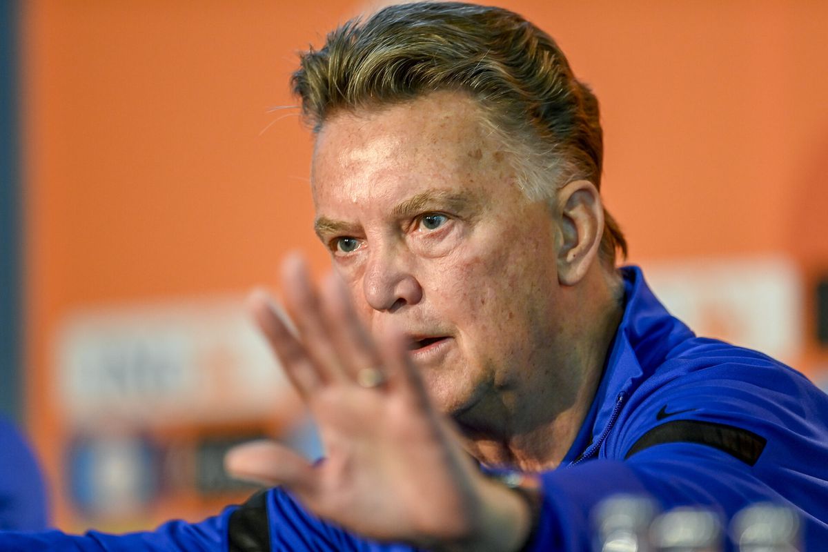 Boze Louis van Gaal pent brief aan FIFA: 'De arbitrale trio's trapten daarin'