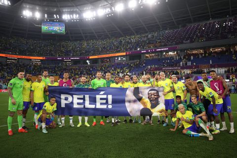 Brazilië-spelers brengen eerbetoon aan zieke Pelé na bereiken WK-kwartfinale