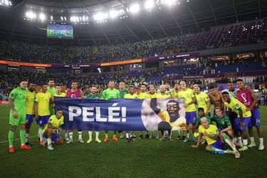 Brazilië-spelers brengen eerbetoon aan zieke Pelé na bereiken WK-kwartfinale