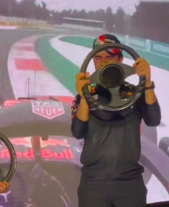 🎥 | Niet normaal: Pérez simuleert race op thuiscircuit in Mexico met ZIJN OGEN DICHT