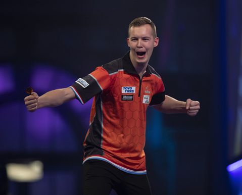 Nieuwe whitewash bij German Darts Masters: Nentjes veegt Josh Rock van de oche