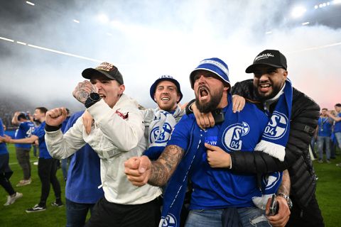 Schalke 04 kampioen van 2. Bundesliga, HSV op het nippertje deze keer wél naar play-off