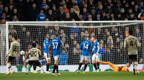 Wijndal botst met reclamebord, Conceição scoort en meer: Ajax besluit CL met zege bij Rangers