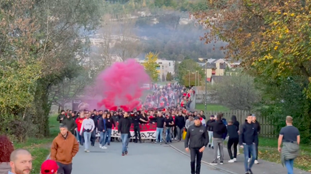 🎥 | Mini-corteo van AZ-supporters in Liechtensteinse bergen: 'AZ Alkmaar, olé olé!'