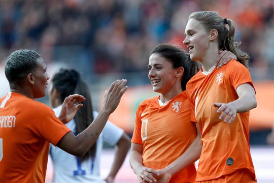 Zelfs een open training van de Oranje Leeuwinnen op een MAANDAG is al 'uitverkocht'