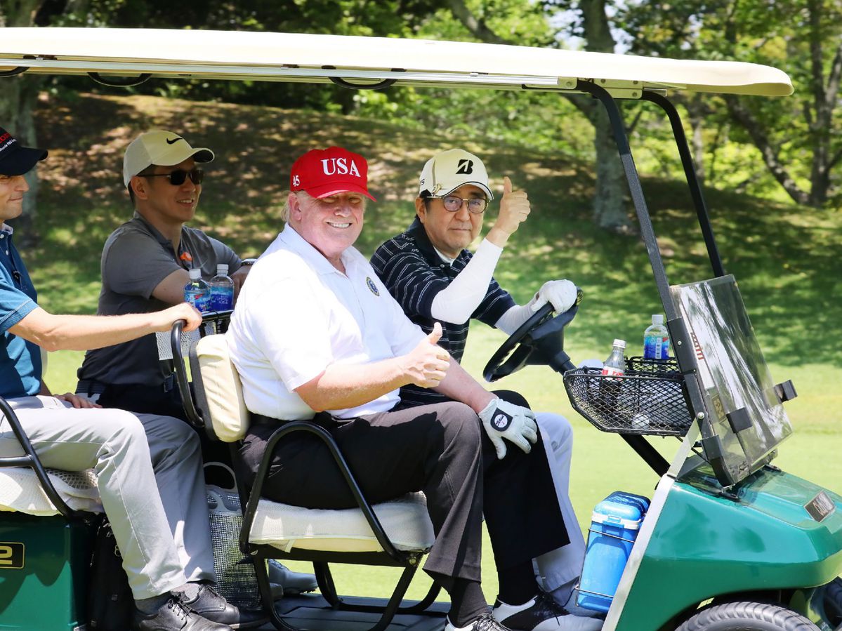 Trump loopt weer eens een ronde met professionele golfer